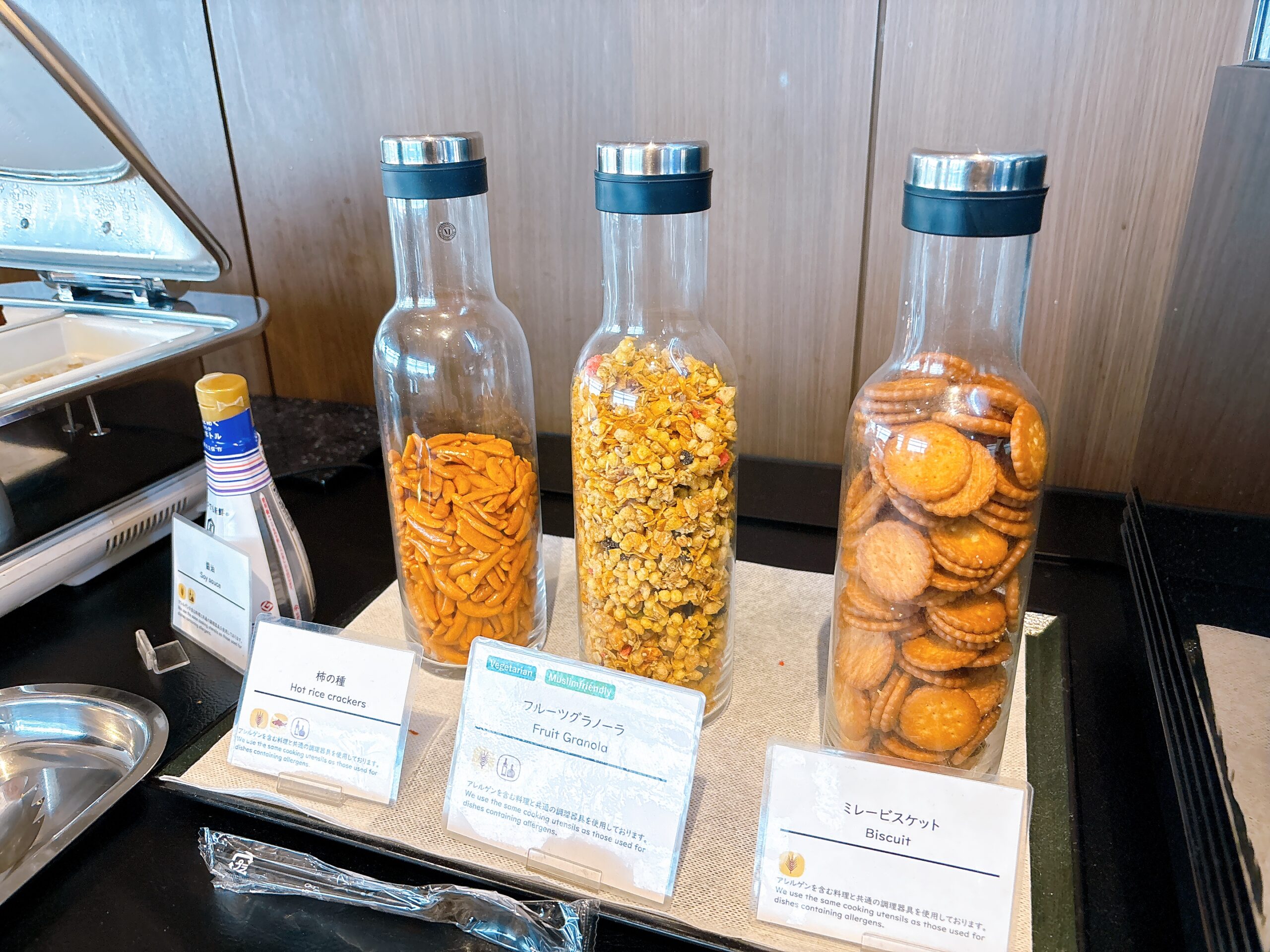 柿の種、フルーツグラノーラ、ビスケット