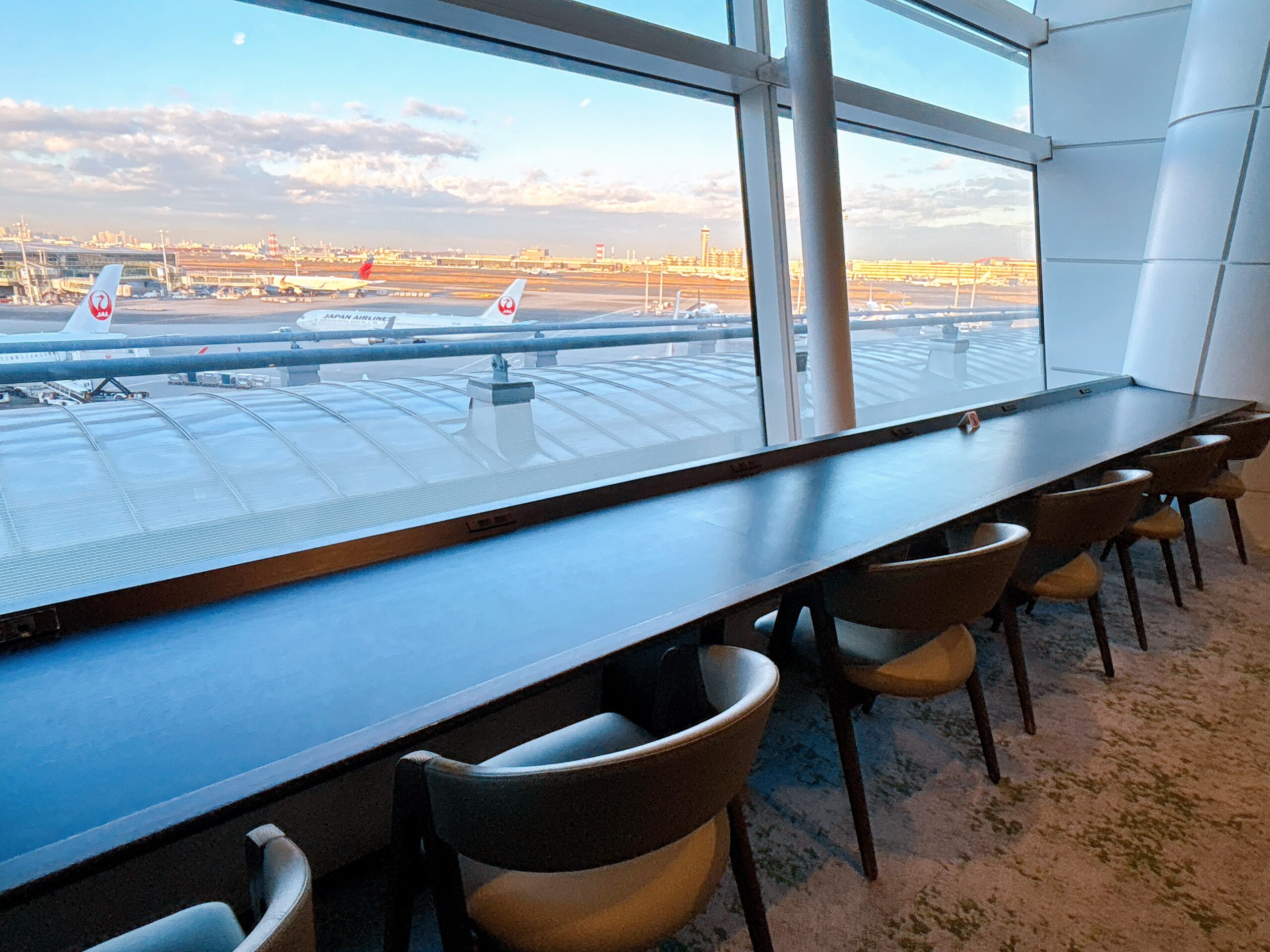 TIAT LOUNGEの窓側の座席