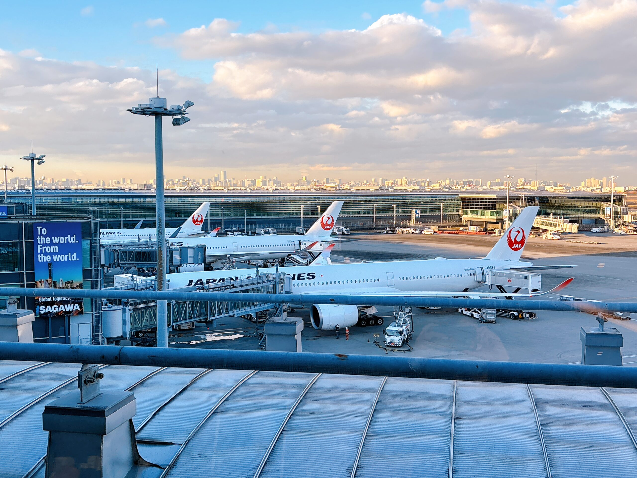 羽田空港に駐機しているJAL機材